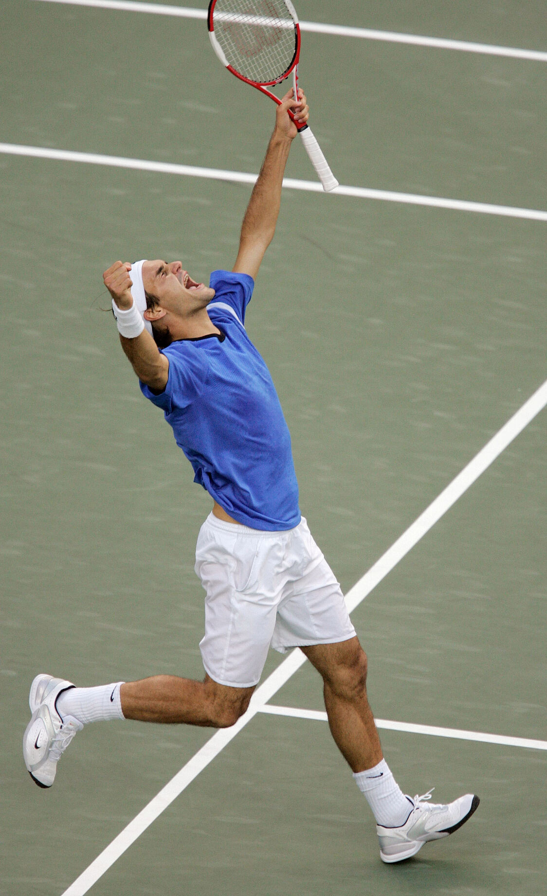 2004: Roger Federer wins third major in a row